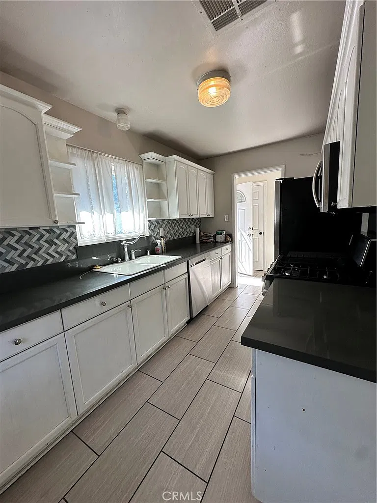3 bed, 1170 sqft, $3,250 — Photo 3