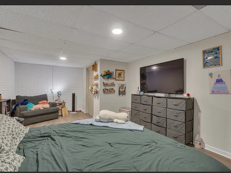 61 Brenda Ct — Photo 34