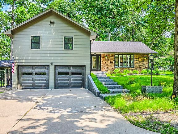 2nd image of 3 Lakeview Ln