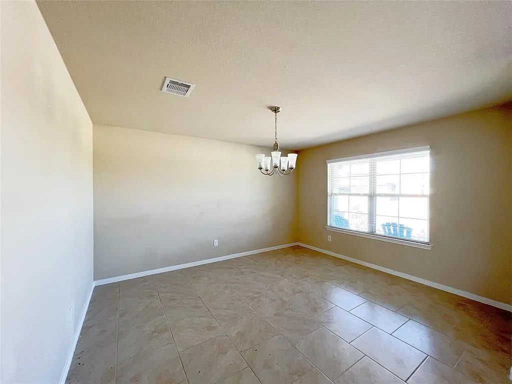 4 bed, 3.5 bath, 2580 sqft, $2,399 — Photo 3