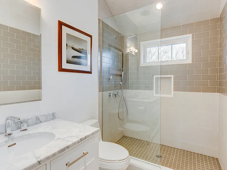 185 Newtown Ln — Photo 23