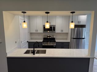 1085 Cove Dr #1, Prospect Heights, IL 60070