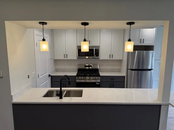 1085 Cove Dr, Prospect Heights, IL