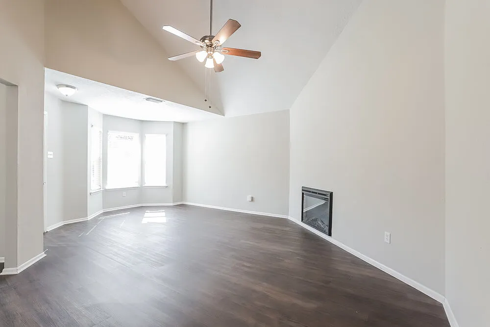 3 bed, 2.0 bath, 1270 sqft, $1,795 — Photo 3