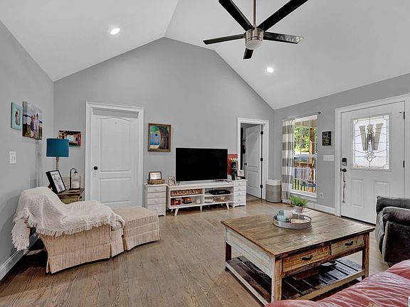 5th image of 80 Broadwater Dr