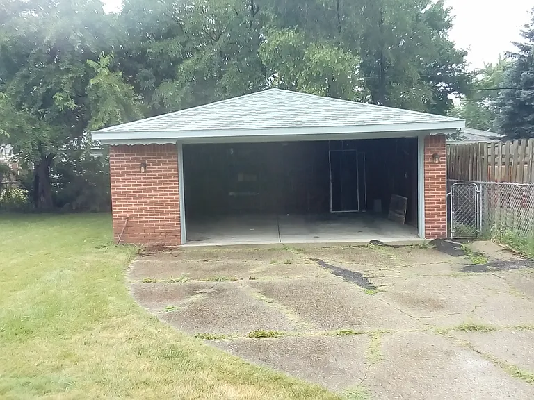 4627 Stratford Dr — Photo 2
