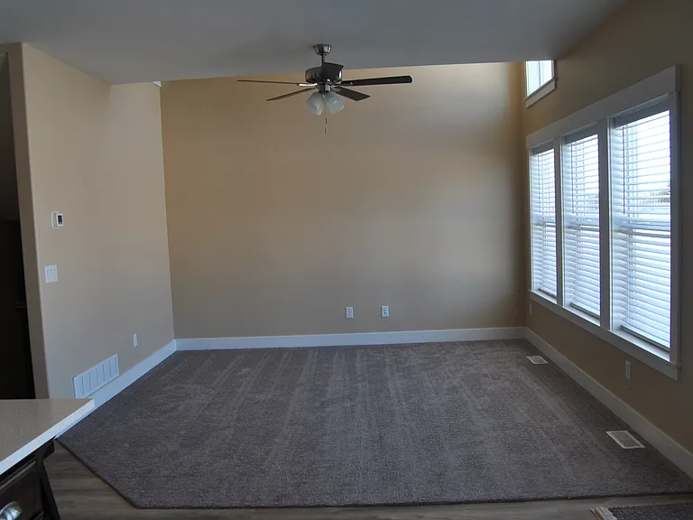 1095 Villa Vista Dr — Photo 2