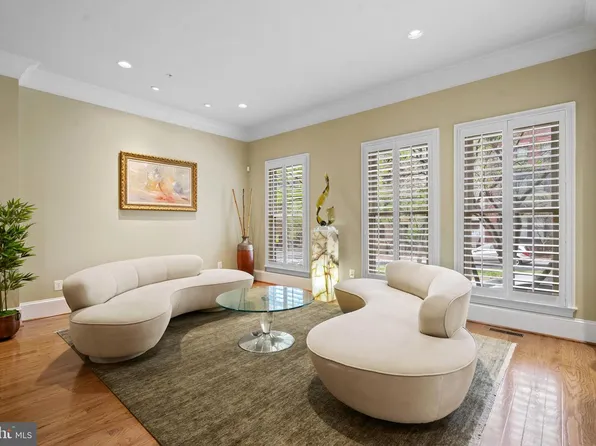 7820 Cadbury Ave, Potomac, MD 20854