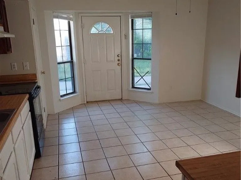 2506 Grasslands Dr — Photo 9