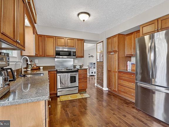 3rd image of 1914 Wamsutta Ln