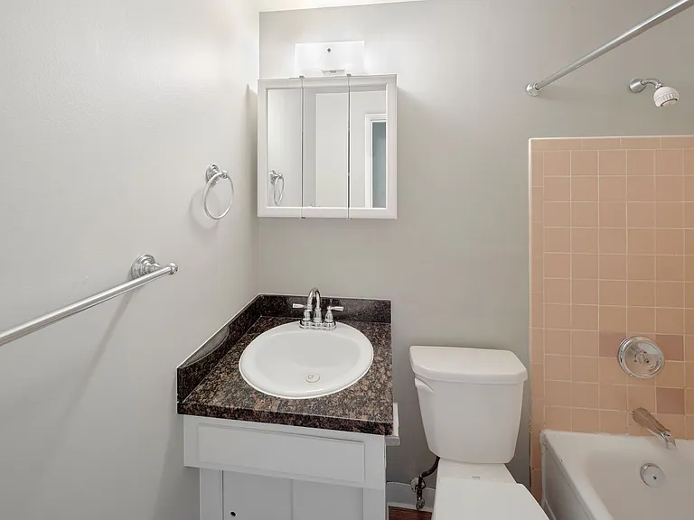 Gladstone Apartments — Photo 8