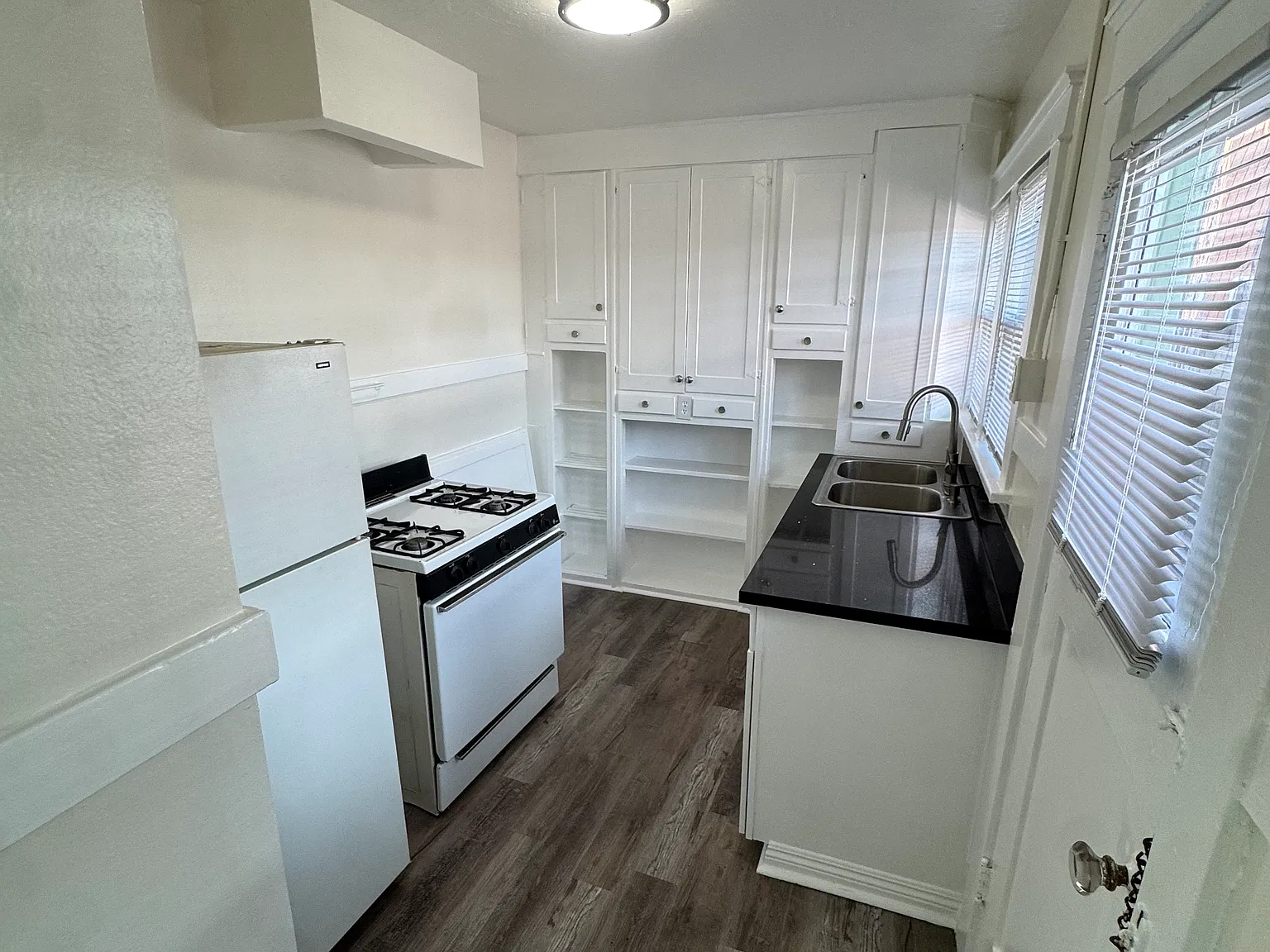 Studio, 400 sqft, $1,375 — Photo 3