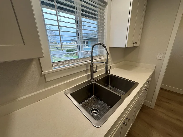 Fully Remodeled 2 Bedroom 1 Bath Units — Photo 13