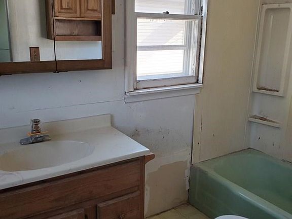 5th image of 219 N Crosby St