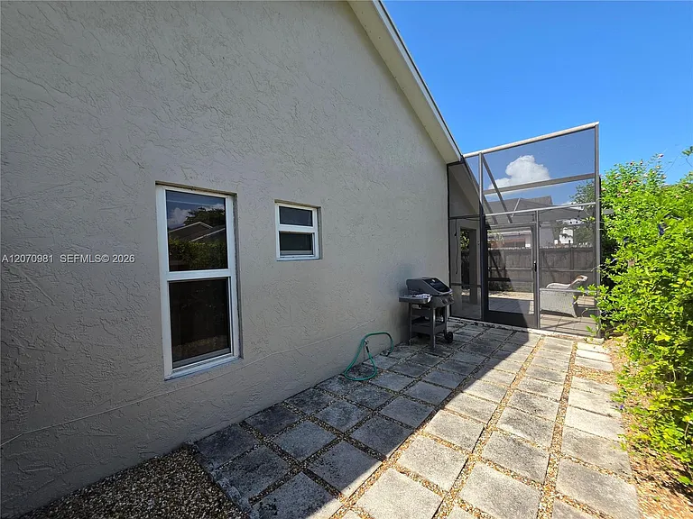 10076 NW 51st Ter — Photo 32