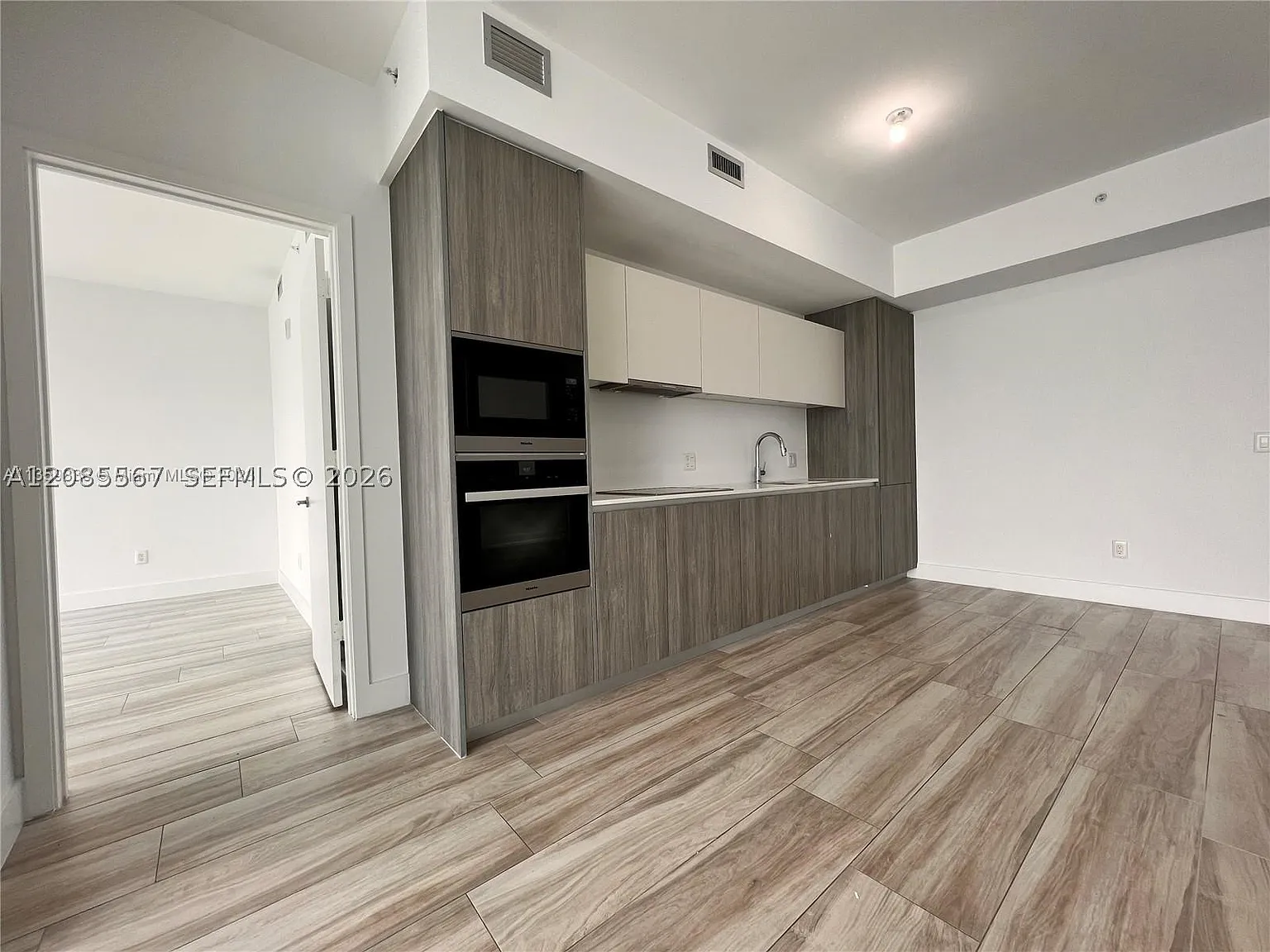 2 bed, 2.5 bath, 1162 sqft, $6,200 — Photo 2