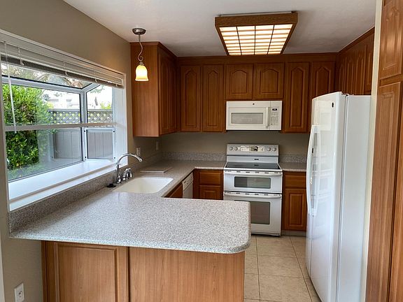 4th image of 810 Cortez Ln