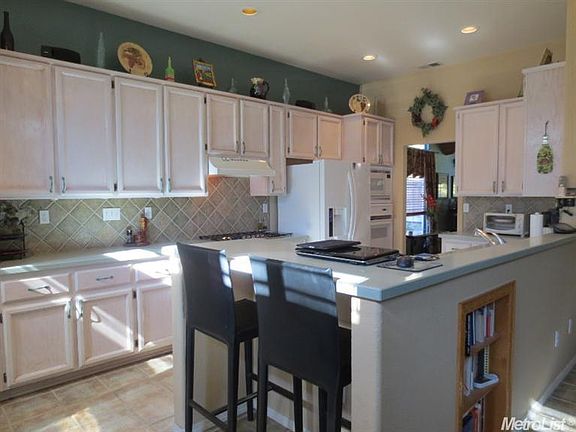 5th image of 210 Shelly Ct