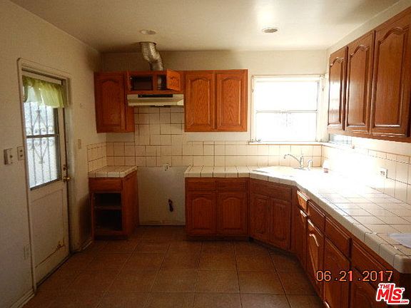 3rd image of 755 W 111th St