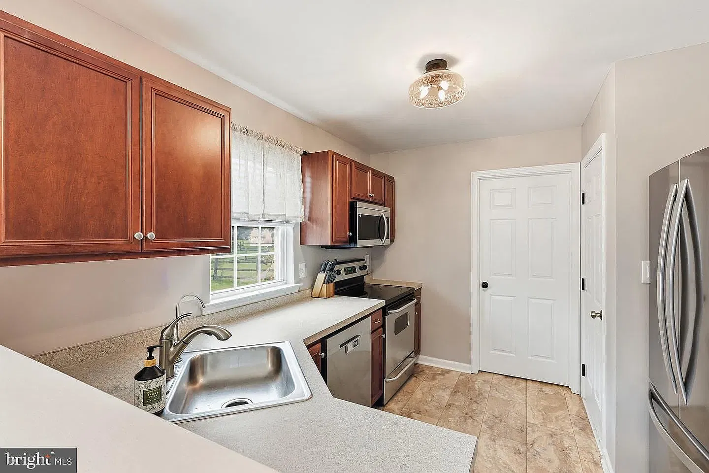 3 bed, 1825 sqft, $2,800 — Photo 3