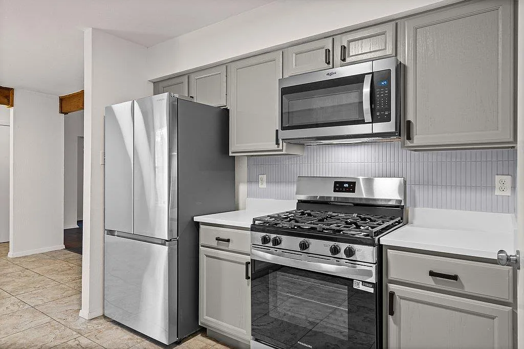 3 bed, 2.0 bath, 1539 sqft, $2,200 — Photo 2