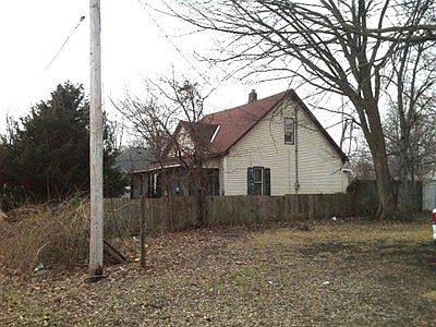 2nd image of 105 S Silkwood St