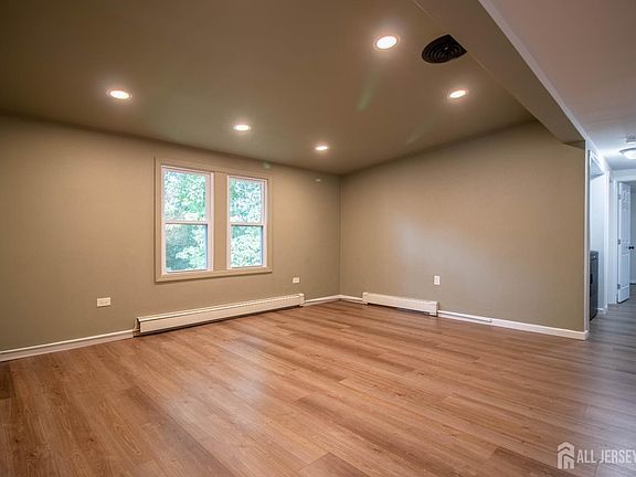 3rd image of 21 Keats Rd