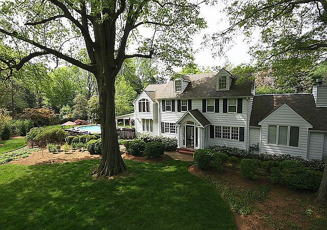 1st image of 211 Wardour Dr