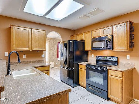 8448 W Sanna Peoria AZ 85345-small-004-8