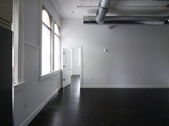 4th image of 132 Temple St Unit 201