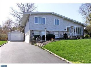 406 Hampshire Dr, Broomall, PA 19008