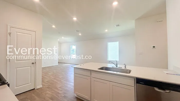 3 bed, 2.0 bath, 1206 sqft, $1,745 — Photo 3