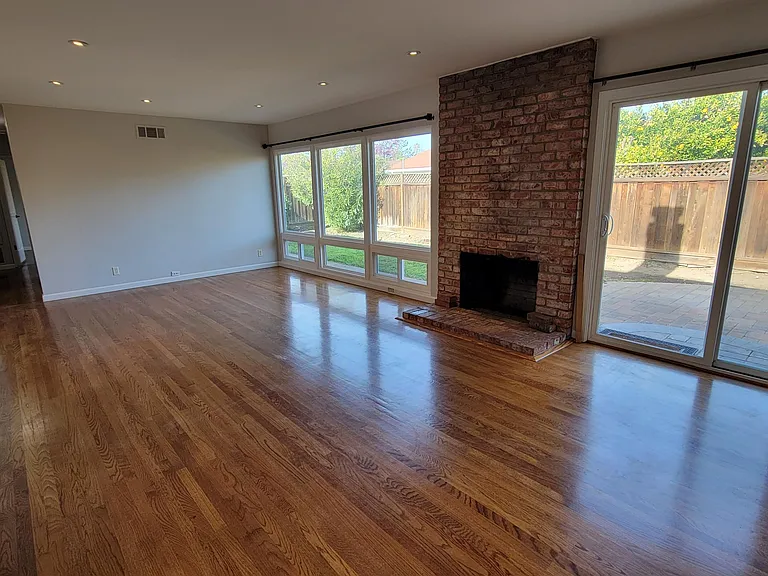 1013 Tulip Dr — Photo 7