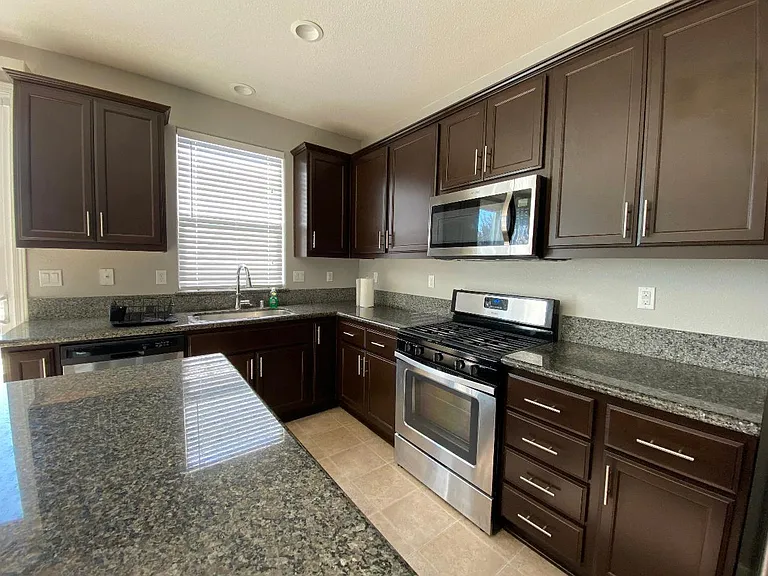 572 Glendon Ct — Photo 3
