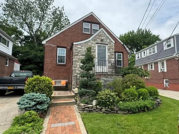 78 Wood St, Lynbrook, NY 11563