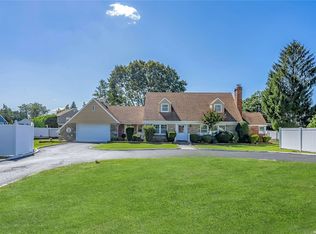 226 Manetto Hill Rd, Plainview, NY 11803