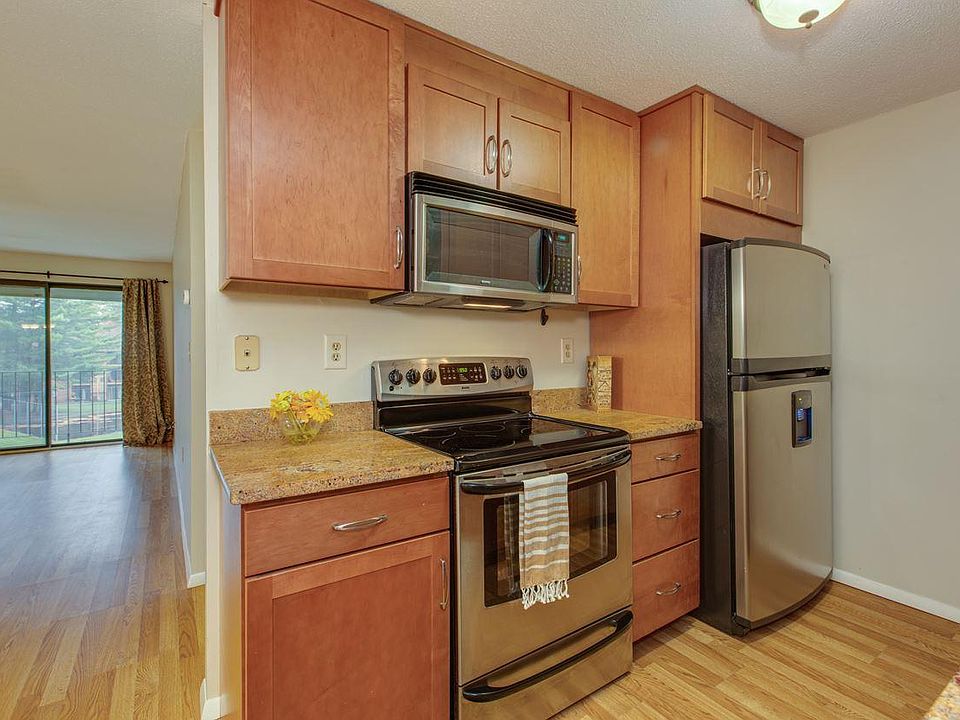 1st image of 1135 Blackstone Dr #1135