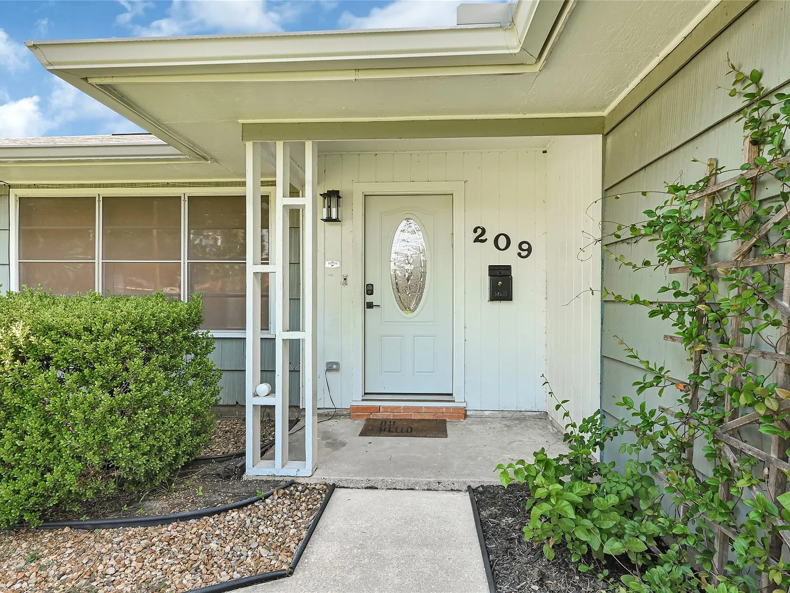 4 bed, 2.0 bath, 1408 sqft, $2,100 — Photo 3