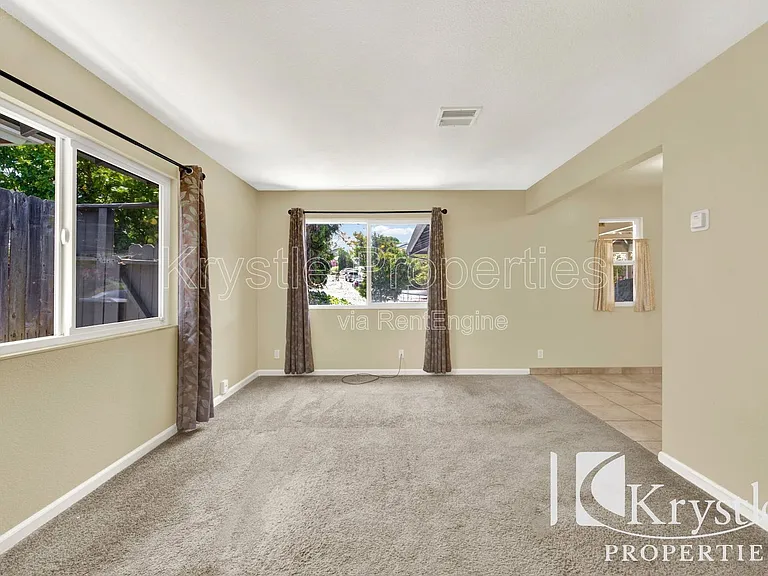 544 Fleming Ave E — Photo 9