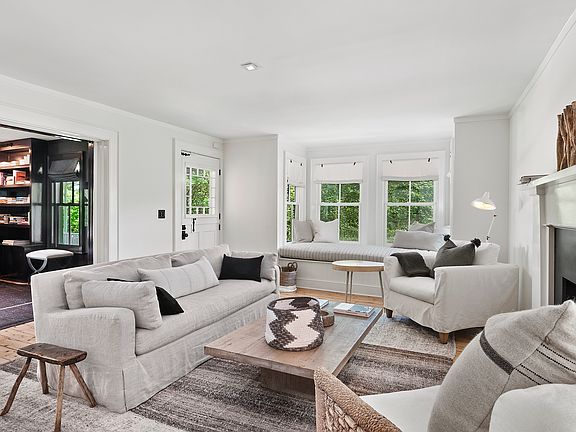 3rd image of 6 Wainscott Main St