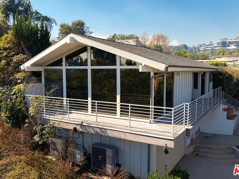 1127 Angelo Dr — Photo 25