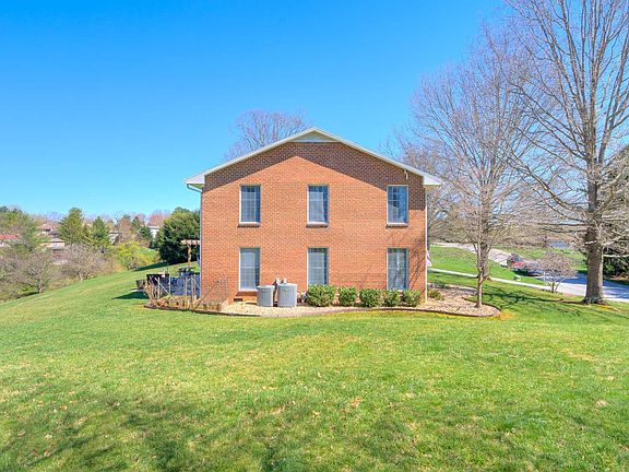 3rd image of 265 Emerald Blvd