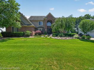 8265 Eastway Dr, White Lake, MI 48386