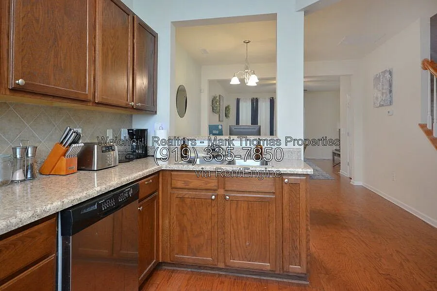 2 bed, 2.5 bath, 1362 sqft, $1,700 — Photo 4