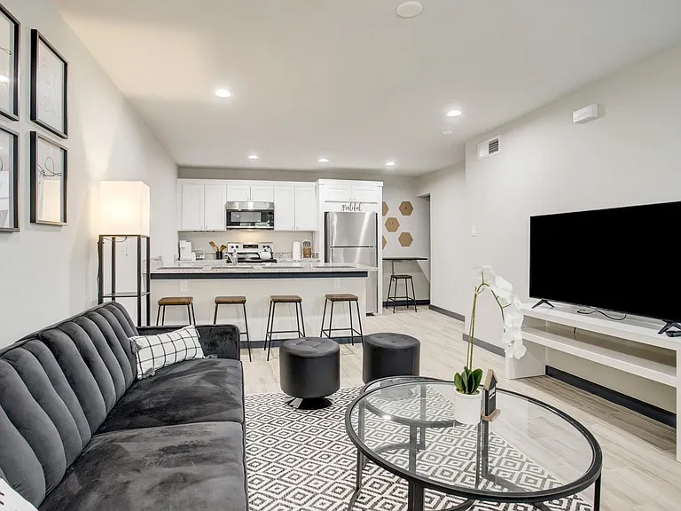 3448 Elgin St #5 — Photo 7