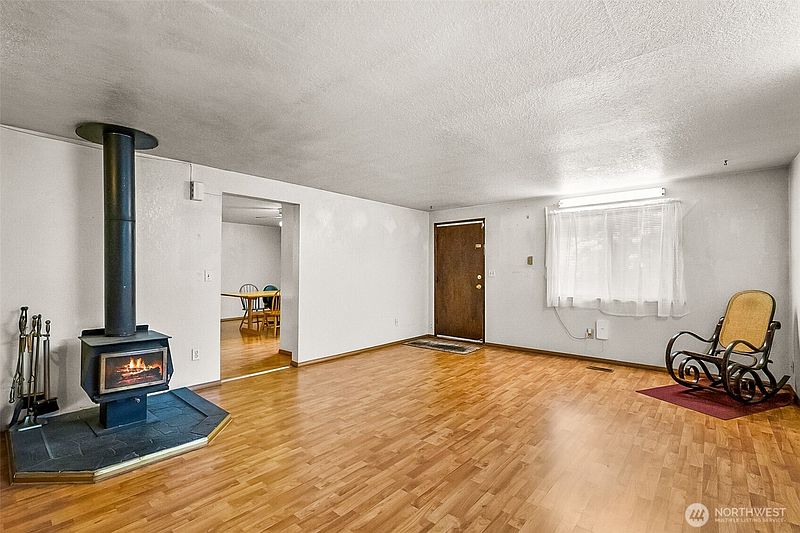 5th image of 3115 170th Street SW