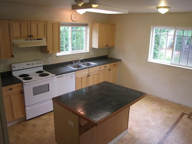 845 E 30th Ave — Photo 3
