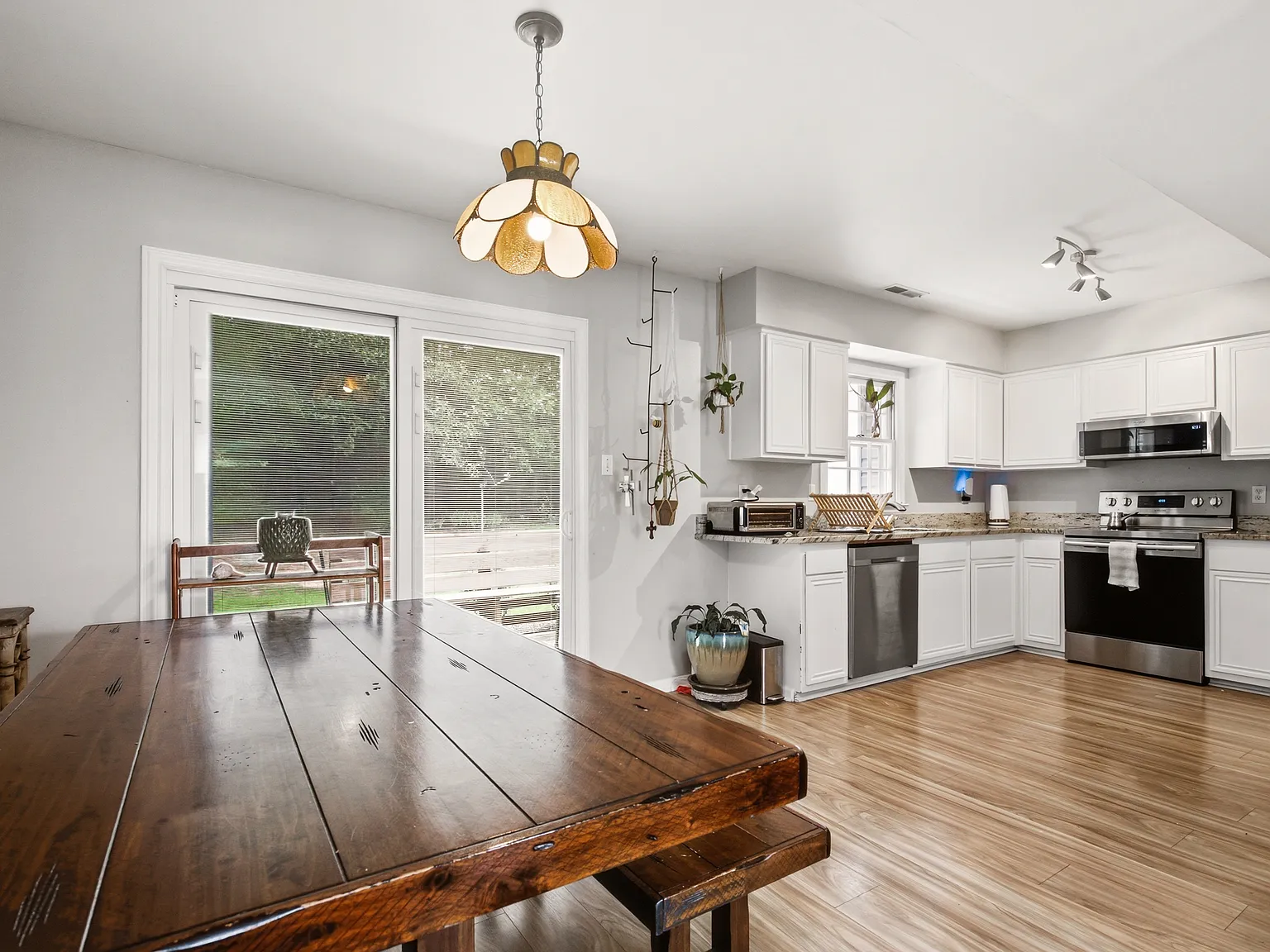 3 bed, 1.5 bath, 1052 sqft, $2,200 — Photo 3