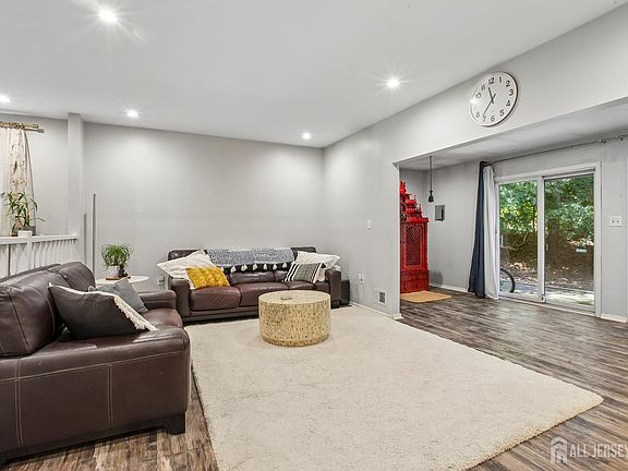 3rd image of 48 Morgan Pl