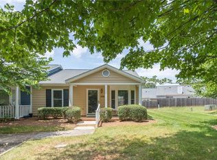 814 Guilford College Rd APT 100, Greensboro, NC 27409